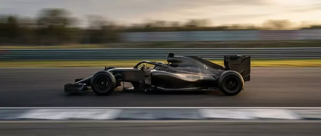 Formule&nbsp;1 raceauto op het rechte stuk van een circuit in 2026