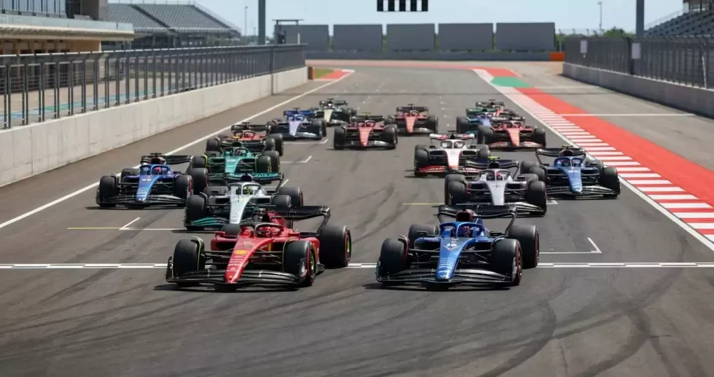 F1-sprintrace bij start met racewagens op de baan en sprintlogo zichtbaar